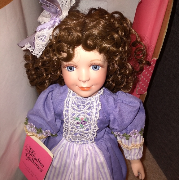 Vintage Paradise Galleries Porcelain doll - Picture 6 of 8